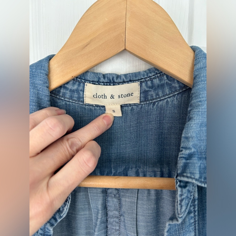 Cloth and Stone collared button up lightweight denim colored shirt size small - Picture 5 of 8